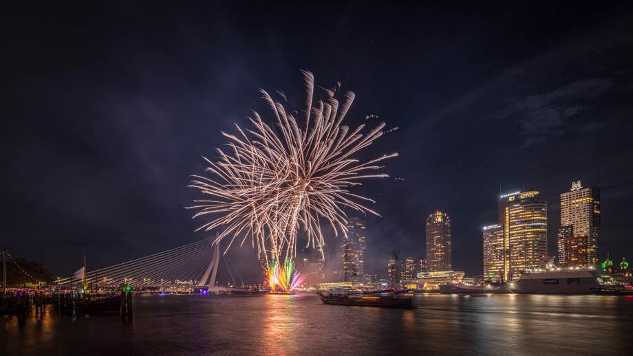 travelmarks-photoghraphy-workshop-fotografie-dag-rotterdam-vuurwerk-straat-erasmusbrug-kop-van-zuid-wereld-haven-dagen-12